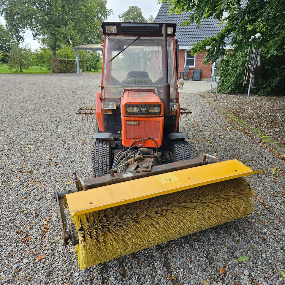 Kubota B8200 - Belediye traktör: fotoğraf 3 Kubota B8200 - Belediye traktör: fotoğraf 3