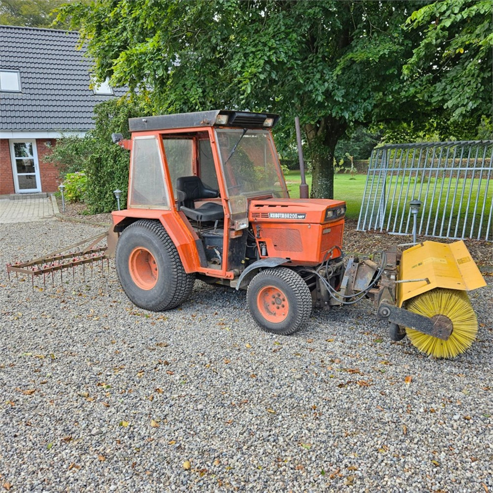 Kubota B8200 - Belediye traktör: fotoğraf 1 Kubota B8200 - Belediye traktör: fotoğraf 1