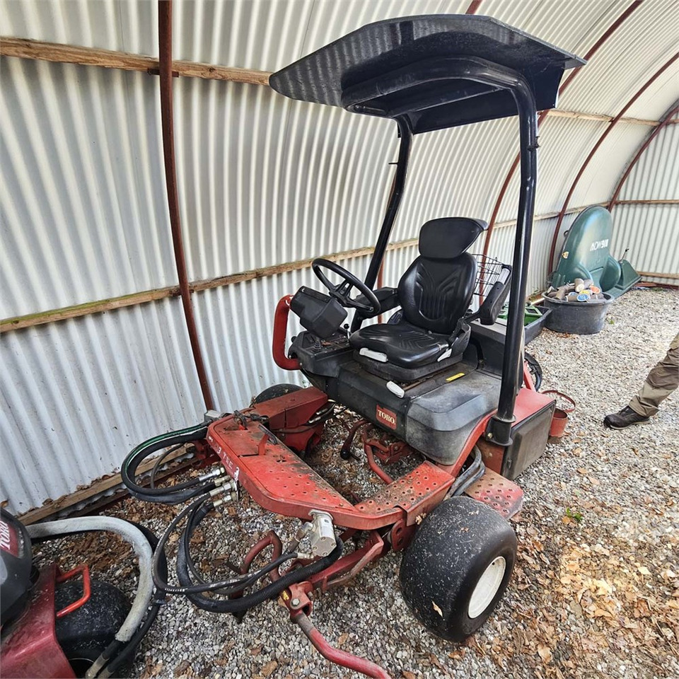 Toro Greensmaster 3250-D - Çim biçme makinesi: fotoğraf 2 Toro Greensmaster 3250-D - Çim biçme makinesi: fotoğraf 2