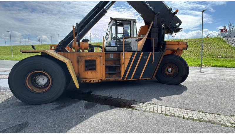 Valmet Kalmar RSD4118-4TL - Reachstacker: fotoğraf 2 Valmet Kalmar RSD4118-4TL - Reachstacker: fotoğraf 2