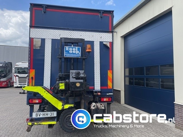 Volvo FM9 4X2R FAL9.0 RAD-A4 Volvo FM300 4x2 Euro 5 bakwagen - Schuifzeilen - Laadklep 2000 kg - Bouwjaar 2008 - Kooi-Aap heftruck - Kapalı kasa kamyon: fotoğraf 4 Volvo FM9 4X2R FAL9.0 RAD-A4 Volvo FM300 4x2 Euro 5 bakwagen - Schuifzeilen - Laadklep 2000 kg - Bouwjaar 2008 - Kooi-Aap heftruck - Kapalı kasa kamyon: fotoğraf 4
