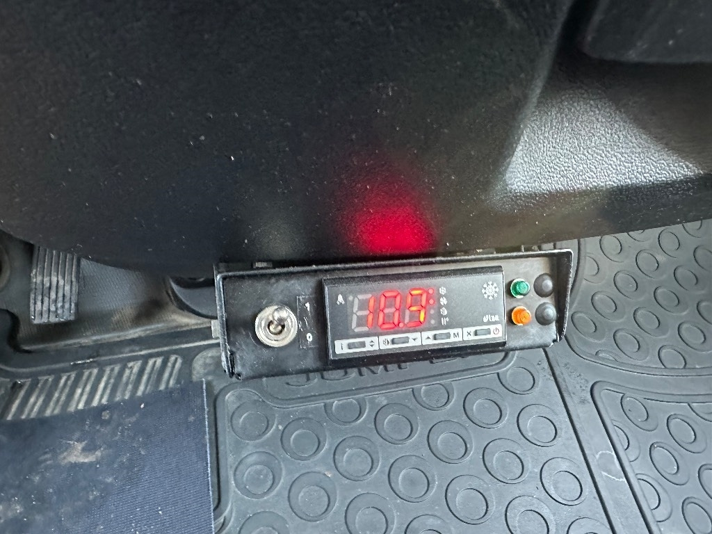 Panelvan Citroën Jumper 2.2 kylmäkoneella: fotoğraf 14