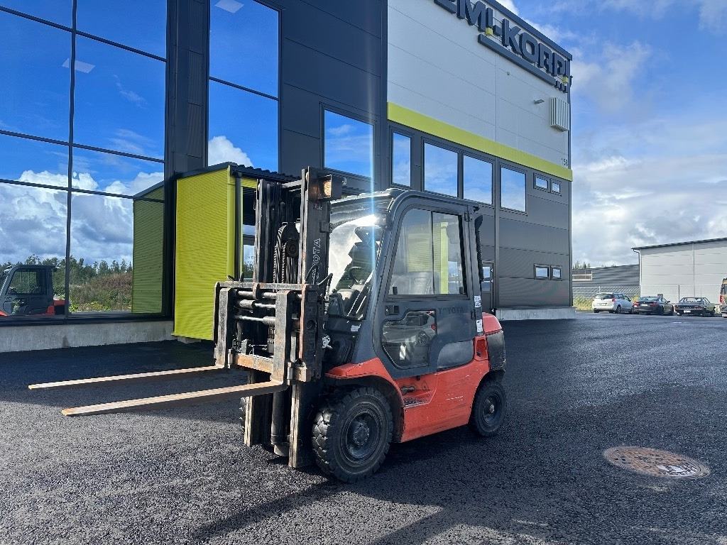 Toyota 02-7 FDF 25 - Dizel forklift: fotoğraf 1 Toyota 02-7 FDF 25 - Dizel forklift: fotoğraf 1