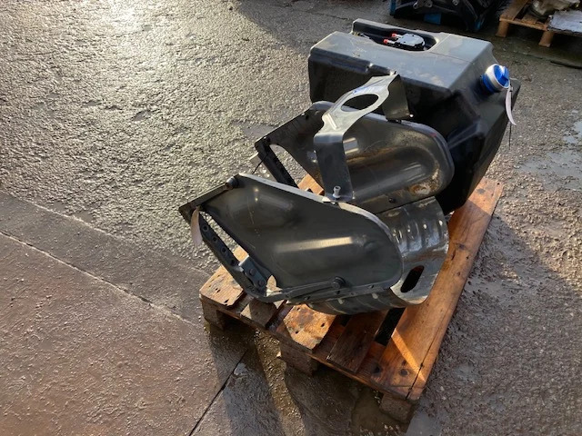 Scania Adblue tankbeslag - AdBlue tankı - Kamyon: fotoğraf 1 Scania Adblue tankbeslag - AdBlue tankı - Kamyon: fotoğraf 1