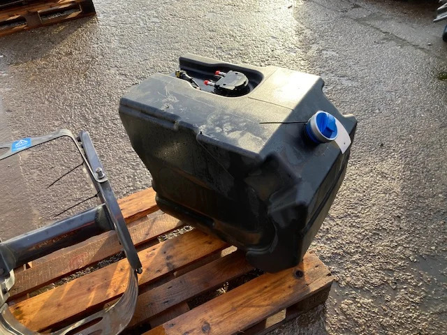 Scania Reductant tank – Scania 2875486 - AdBlue tankı - Kamyon: fotoğraf 2 Scania Reductant tank – Scania 2875486 - AdBlue tankı - Kamyon: fotoğraf 2