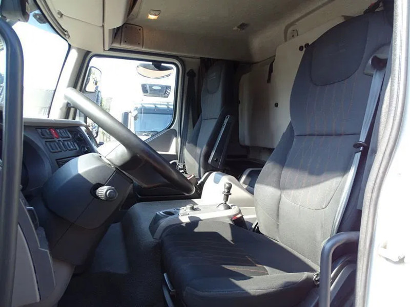 DAF LF 260 16 TON SLEEPER BOX 720X250X244 LBW 1.5 T - Kapalı kasa kamyon: fotoğraf 4 DAF LF 260 16 TON SLEEPER BOX 720X250X244 LBW 1.5 T - Kapalı kasa kamyon: fotoğraf 4