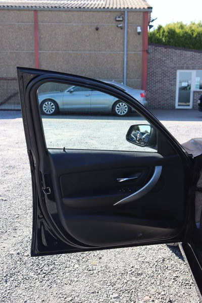 Binek araba BMW 3 Serie 318d: fotoğraf 13