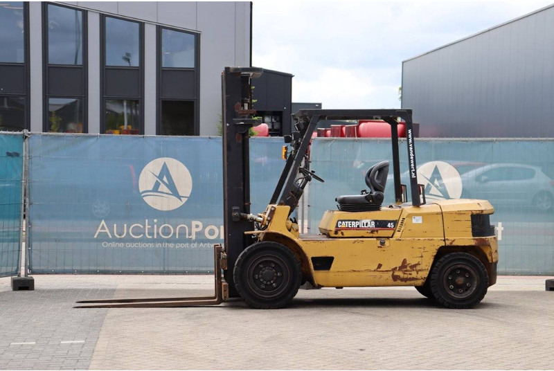 Caterpillar DP45 - Dizel forklift: fotoğraf 1 Caterpillar DP45 - Dizel forklift: fotoğraf 1