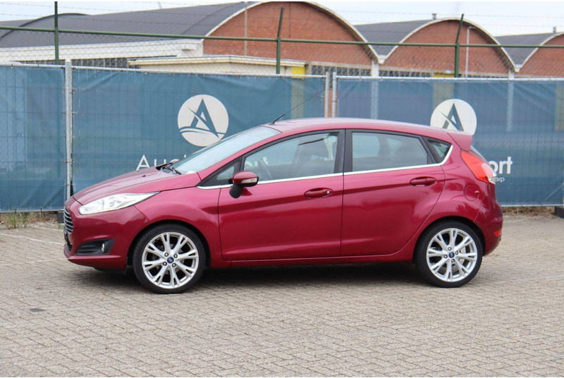 Ford Fiesta - Sedan araba: fotoğraf 1 Ford Fiesta - Sedan araba: fotoğraf 1
