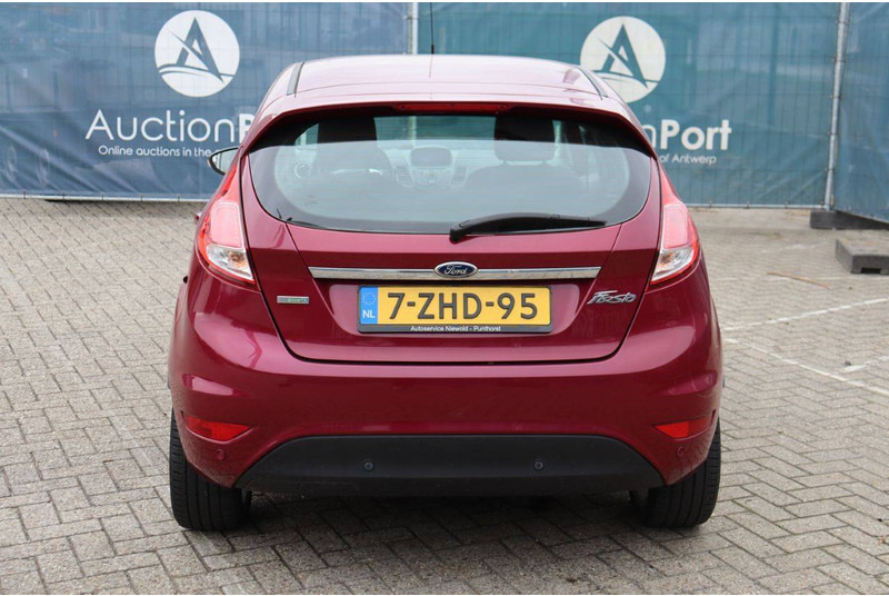 Ford Fiesta - Sedan araba: fotoğraf 5 Ford Fiesta - Sedan araba: fotoğraf 5