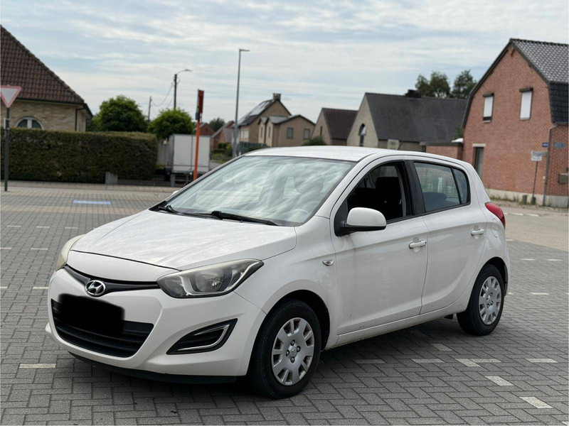 Hyundai i20 1.1 CRDI - Sedan araba: fotoğraf 1 Hyundai i20 1.1 CRDI - Sedan araba: fotoğraf 1