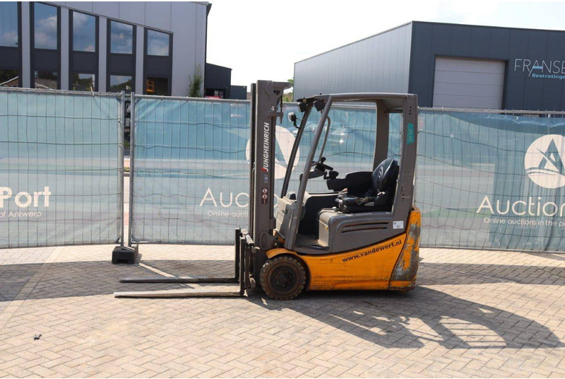Jungheinrich EFG215 - Elektrikli forklift: fotoğraf 1 Jungheinrich EFG215 - Elektrikli forklift: fotoğraf 1
