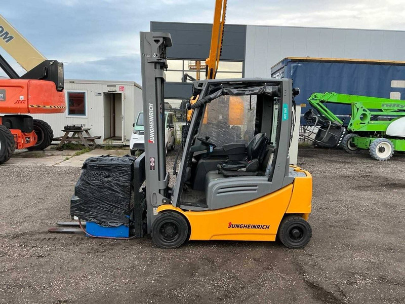 Jungheinrich EFG320 - Elektrikli forklift: fotoğraf 1 Jungheinrich EFG320 - Elektrikli forklift: fotoğraf 1
