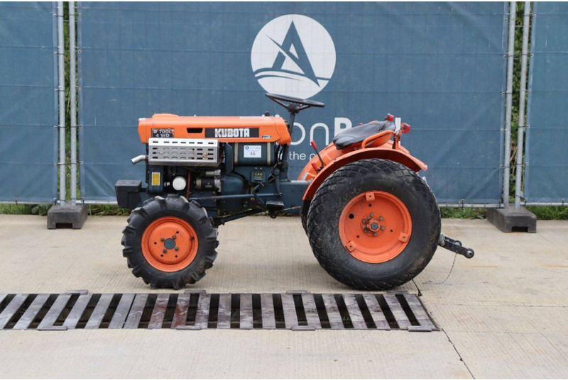 Kubota B7000 - Traktör: fotoğraf 2 Kubota B7000 - Traktör: fotoğraf 2