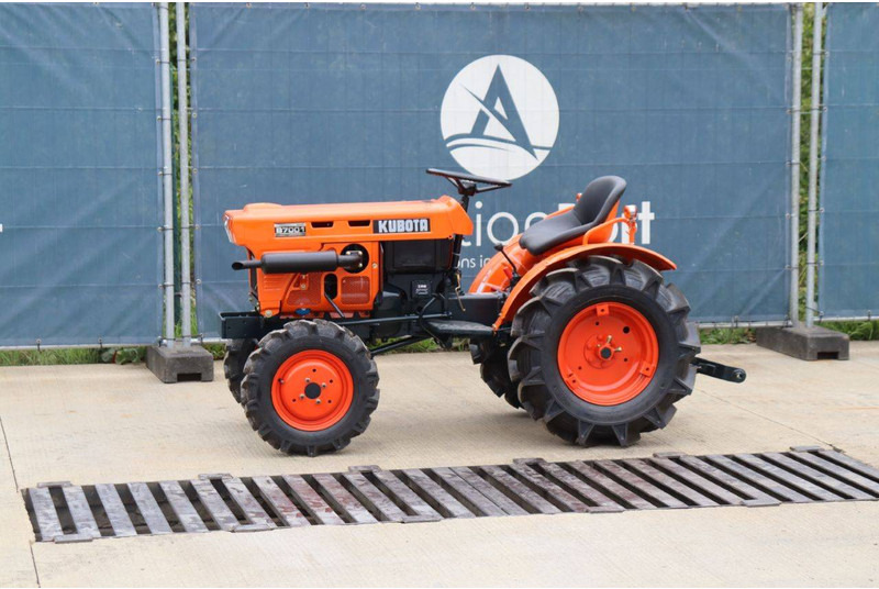 Kubota B7001DT - Traktör: fotoğraf 1 Kubota B7001DT - Traktör: fotoğraf 1