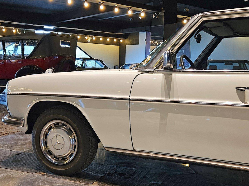 Mercedes-Benz 200-serie 230 (W115) /8 - Sedan araba: fotoğraf 5 Mercedes-Benz 200-serie 230 (W115) /8 - Sedan araba: fotoğraf 5