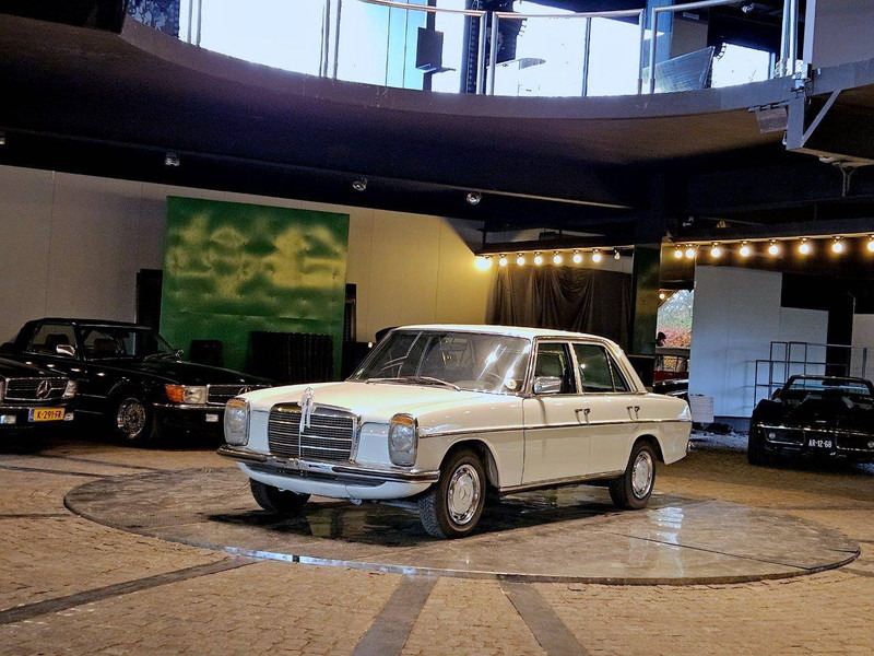Mercedes-Benz 200-serie 230 (W115) /8 - Sedan araba: fotoğraf 2 Mercedes-Benz 200-serie 230 (W115) /8 - Sedan araba: fotoğraf 2