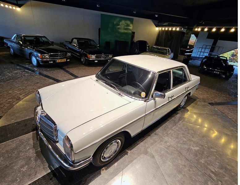 Mercedes-Benz 200-serie 230 (W115) /8 - Sedan araba: fotoğraf 4 Mercedes-Benz 200-serie 230 (W115) /8 - Sedan araba: fotoğraf 4