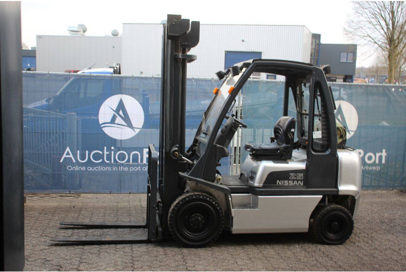 Nissan 25 - LPG forklift: fotoğraf 1 Nissan 25 - LPG forklift: fotoğraf 1