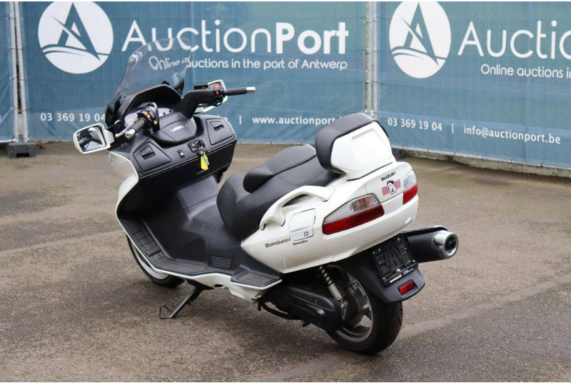 Suzuki Burgman 650 Executive - Motosiklet: fotoğraf 4 Suzuki Burgman 650 Executive - Motosiklet: fotoğraf 4