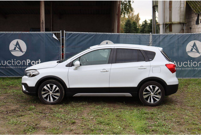 Suzuki SX4 - Sedan araba: fotoğraf 2 Suzuki SX4 - Sedan araba: fotoğraf 2