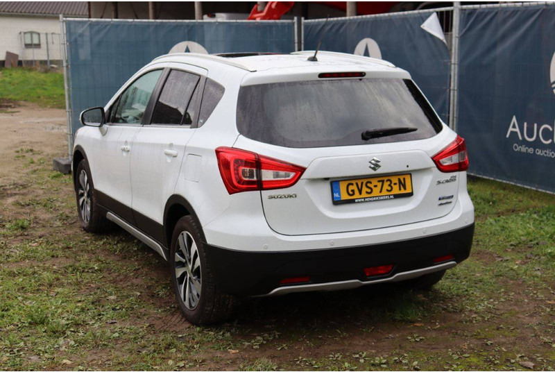 Suzuki SX4 - Sedan araba: fotoğraf 4 Suzuki SX4 - Sedan araba: fotoğraf 4