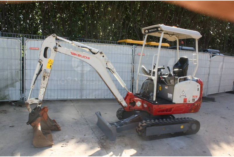Takeuchi TB216 - Mini ekskavatör: fotoğraf 1 Takeuchi TB216 - Mini ekskavatör: fotoğraf 1