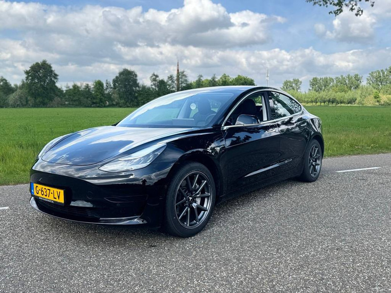 Tesla Model 3 - Sedan araba: fotoğraf 1 Tesla Model 3 - Sedan araba: fotoğraf 1