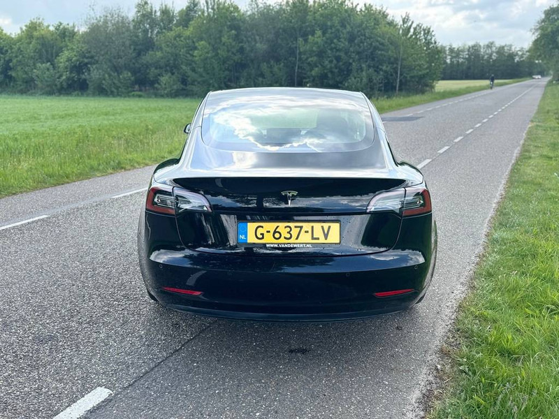 Tesla Model 3 - Sedan araba: fotoğraf 4 Tesla Model 3 - Sedan araba: fotoğraf 4