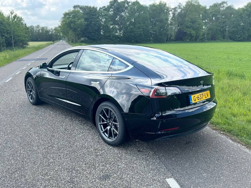 Tesla Model 3 - Sedan araba: fotoğraf 5 Tesla Model 3 - Sedan araba: fotoğraf 5
