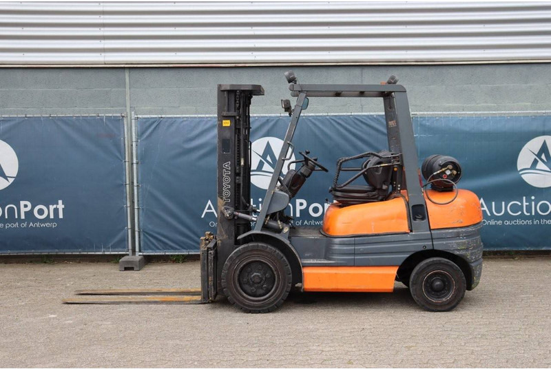 Toyota 02-6FGF-30 - LPG forklift: fotoğraf 2 Toyota 02-6FGF-30 - LPG forklift: fotoğraf 2