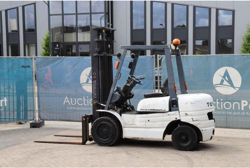 Toyota 62-6FDF30 - Dizel forklift: fotoğraf 3 Toyota 62-6FDF30 - Dizel forklift: fotoğraf 3