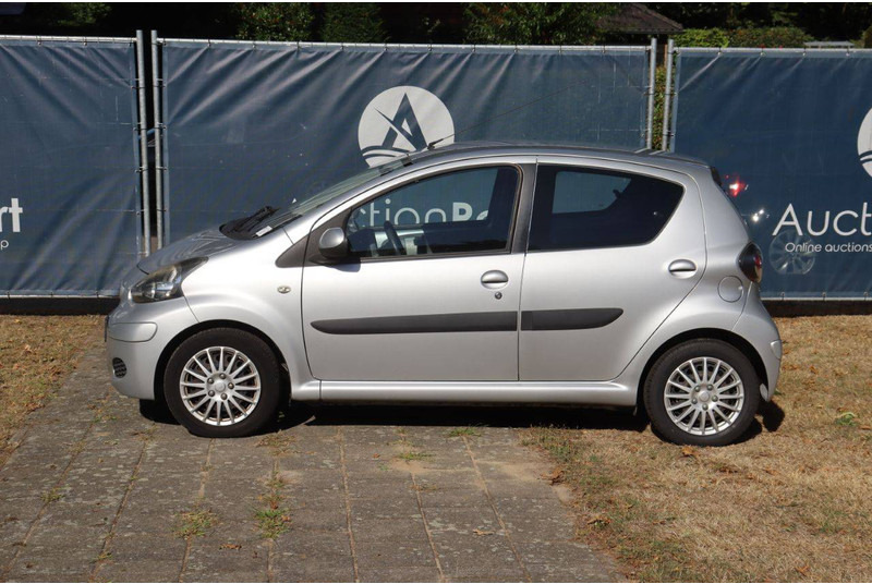 Toyota Aygo - Sedan araba: fotoğraf 2 Toyota Aygo - Sedan araba: fotoğraf 2