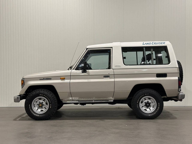 Toyota Land Cruiser - Binek araba: fotoğraf 2 Toyota Land Cruiser - Binek araba: fotoğraf 2