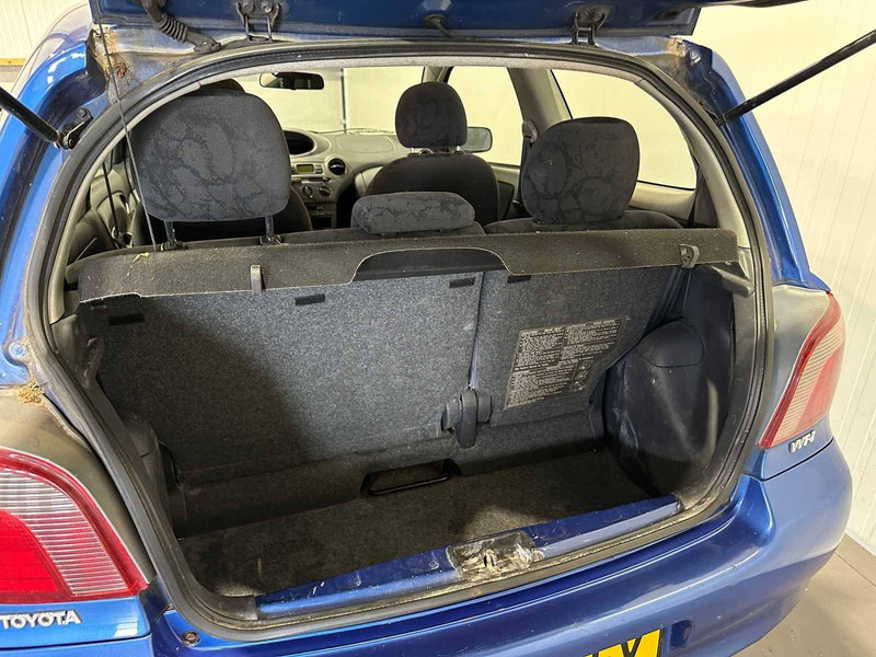 Toyota Yaris - Sedan araba: fotoğraf 5 Toyota Yaris - Sedan araba: fotoğraf 5