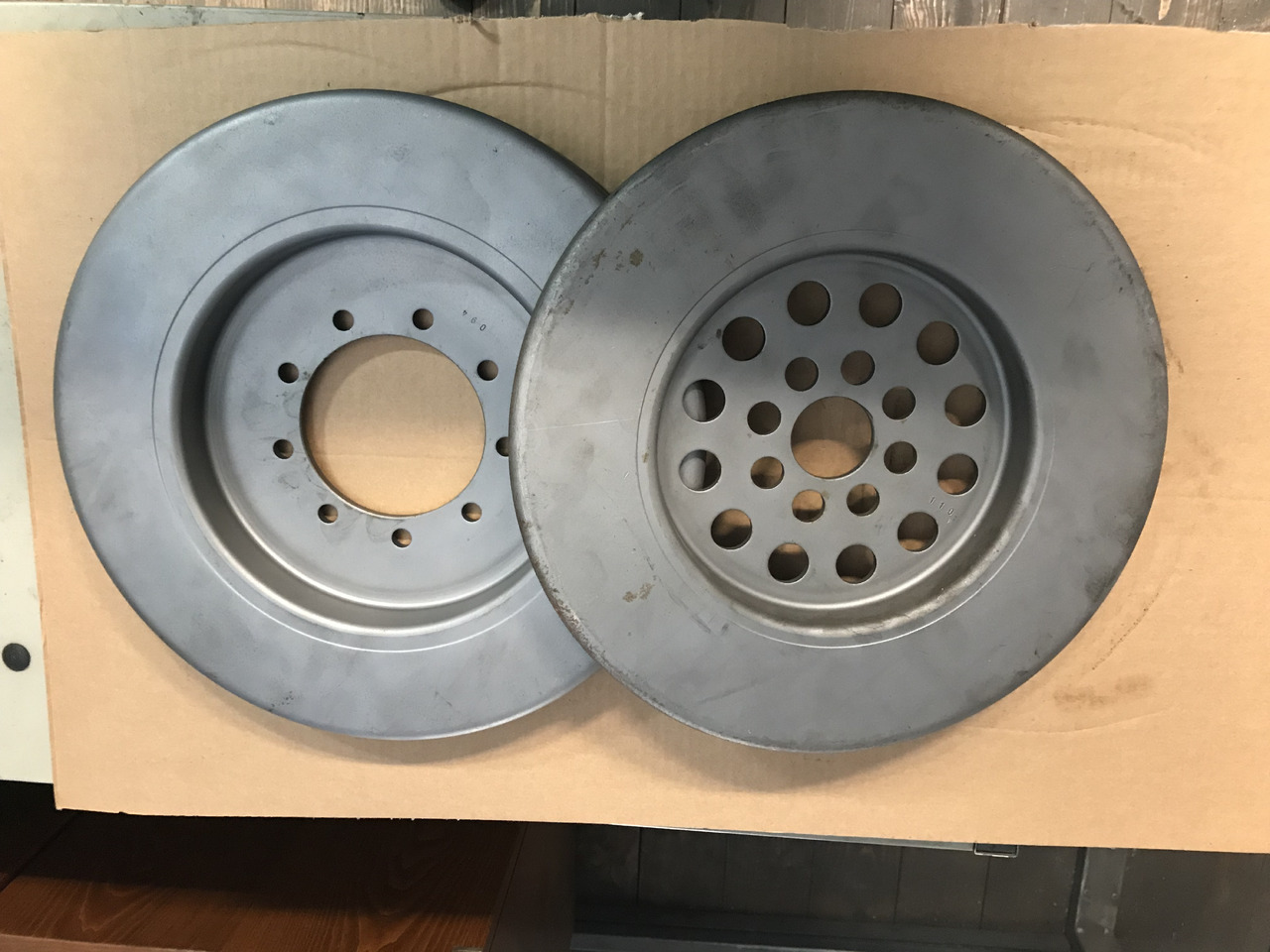 SMORZATORE VIBRAZIONI ALBERO A GOMITI MOTORE MAN D2066 / D2676 - Motor ve yedek parça - Kamyon: fotoğraf 1 SMORZATORE VIBRAZIONI ALBERO A GOMITI MOTORE MAN D2066 / D2676 - Motor ve yedek parça - Kamyon: fotoğraf 1